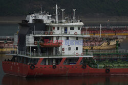 Vessels line up on the Yangtze River to cross the Gezhouba Dam